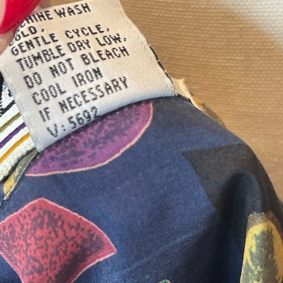 Impact 100% Silk Men’s Button Down Size Large
Navy Blue with Geometric pattern - Picture 5 of 5